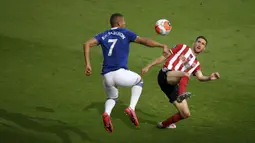 Pemain Everton Richarlison (kiri) berebut bola dengan pemain Sheffield United Chris Basham pada pertandingan Premier League di Bramall Lane, Sheffield, Inggris, Senin (20/7/2020). Everton menang 1-0. (AP Photo/Michael Regan, Pool)