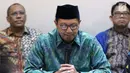 Menteri Agama, Lukman Hakim Saifuddin memberi pernyataan resmi terkait hasil OTT KPK terhadap dua pejabat kantor wilayah Kemenag terkait dugaan jual beli jabatan di Kementerian Agama, Jakarta, Sabtu (16/3). (Liputan6.com/Helmi Fithriansyah)