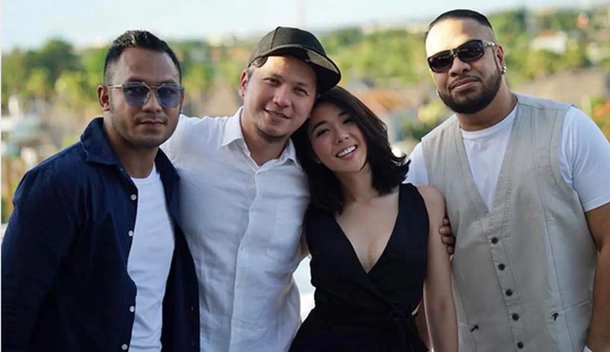 Terlihat sang suami merangkut sang istri. Senyum ceria dari keduanya. Busana ibunda Gempi yang memperlihatkan belahan dada jelas itu menjadi banyak perbincangan. (Instagram/gisel_la)