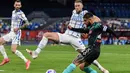 Striker Napoli, Lorenzo Insigne (kanan) melepaskan umpan yang berujung gol bunuh diri kiper Inter Milan, Samir Handanovic dalam laga lanjutan Liga Italia 2020/2021 pekan ke-31 di Diego Armando Maradona Stadium, Minggu (18/4/2021). Napoli bermain imbang 1-1 dengan Inter. (AFP/Tiziana Fabi)
