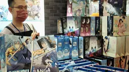 Seorang pekerja menjual produk di Festival Komik dan Animasi ke-10 di Taipei, Taiwan (10/2/2022). Festival Komik dan Animasi Internasional Taipei (TiCA) diadakan pada 10-14 Februari 2022. (AFP/Sam Yeh)