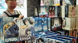 Seorang pekerja menjual produk di Festival Komik dan Animasi ke-10 di Taipei, Taiwan (10/2/2022). Festival Komik dan Animasi Internasional Taipei (TiCA) diadakan pada 10-14 Februari 2022. (AFP/Sam Yeh)