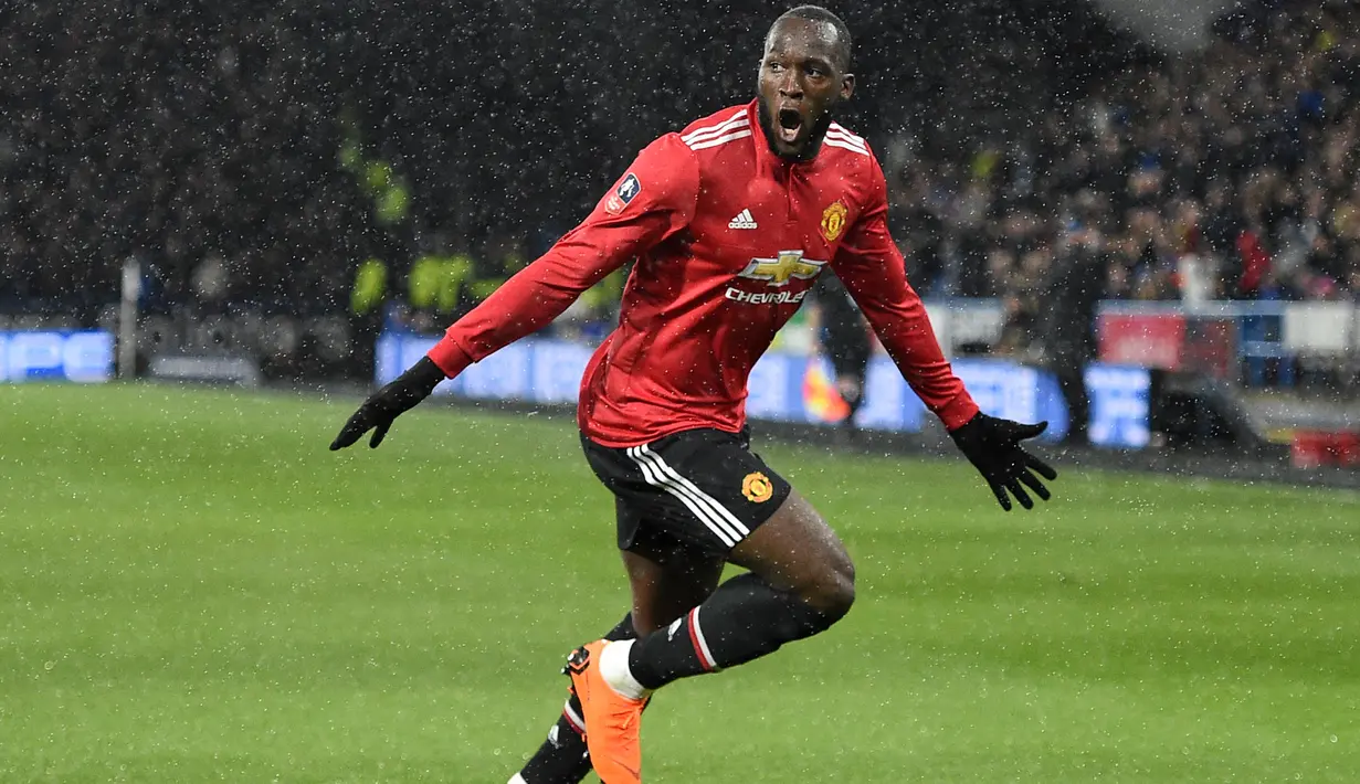 Romelu Lukaku merayakan golnya ke gawang Huddersfield Town pada putaran kelima Piala FA di John Smith stadium, Huddersfield, (17/2/2018). Manchester United menang 2-0. (AFP/Oli Scarff)