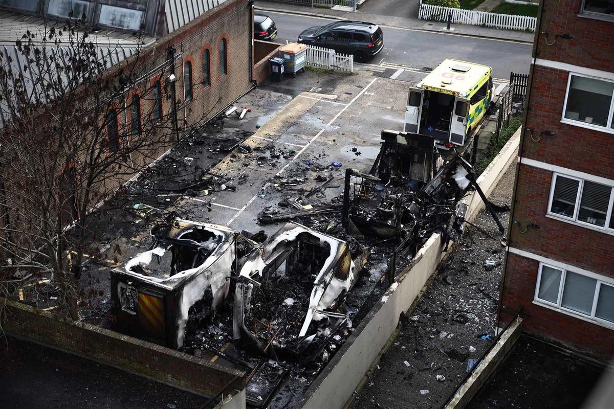 FOTO:  Ambulans Milik Komunitas Yahudi Dibakar di London Utara