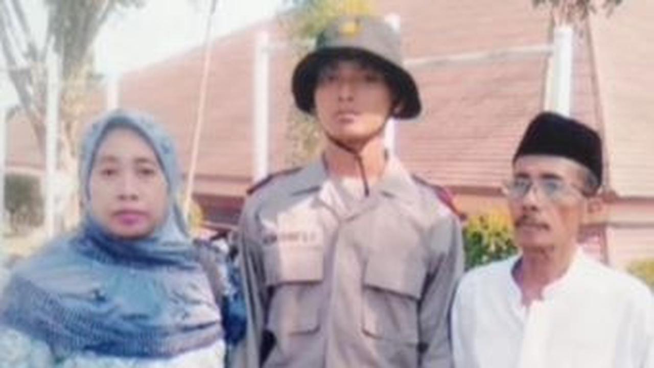 Kedua orang tuanya senantiasa mendampingi dan memberikan dukungan saat Perwira tersebut masih awal menempuh pendidikan di Akpol.