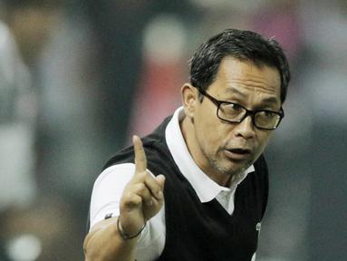 Aji Santoso menjadi satu-satunya pelatih lokal yang membawa klub asuhannya bersaing di jalur juara Liga 1 2021-2022. Hingga kompetisi menyisakan enam laga lagi, Persebaya Surabaya duduk di posisi lima dengan 54 angka, terpaut enam poin dari Bali United di puncak klasemen. (Bola.com/M Iqbal Ichsan)