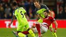 Striker Middlesbrough, Alvaro Negredo, berjibaku melawan para pemain Liverpool dalam lanjutan Premier League di Stadion Riverside, Middlesbrough, Rabu (14/12/2016) waktu setempat. (Action Images via Reuters/Ed Sykes)