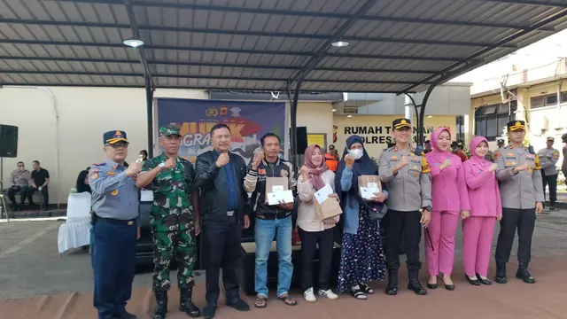 Kapolres Garut AKBP Rohman Yonky Dilatha, bersama Pj Bupati Garut Barnas Adjidin dan perwakilan pemudik, di sela-sela pelapasan pemudik gratis polres Garut, Sabtu (6/4/2024) (Liputan6.com/Jayadi Supriadin)