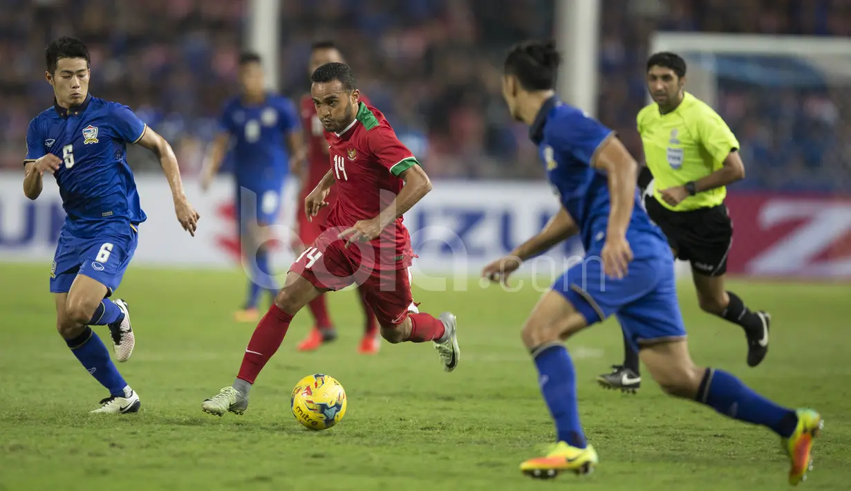 Pemain Timnas Indonesia, Rizky Pora, berusaha melewati hadangan pemain Thailand dalam laga leg kedua final Piala AFF 2016 di Stadion Rajamangala, Bangkok, Thailand, Sabtu (17/12/2016). (Bola.com/Vitalis Yogi Trisna)