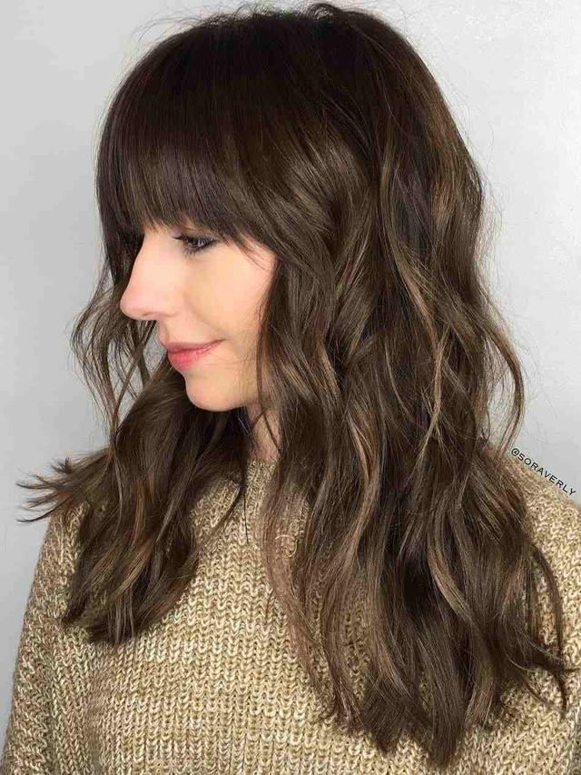 Model rambut oval layered style (Sumber: Dailysia.com)