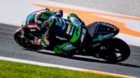 Pebalap Yamaha Tech 3, Johann Zarco, menjajal motor YZR-M1 2017 untuk pertama kali pada hari pembuka tes MotoGP di Valencia, Spanyol, Selasa (14/11/2017). (GPOne)