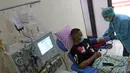 Penyintas COVID-19 mendonorkan plasma konvalesennya di PMI Bekasi, Jawa Barat, Kamis (11/2/2021). Untuk saat ini, PMI Bekasi hanya mampu melayani enam orang pendonor per harinya karena keterbatasan alat. (Liputan6.com/Herman Zakharia)