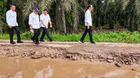 Jokowi mengecek langsung lubang jalan yang digenangani air dan lumpur dengan berjalan kaki. (FOTO: Dok. Agus Suparto/Biro Pers Kepresidenan)