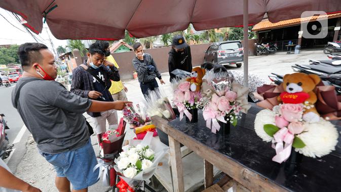 Warga membeli suvenir unik di Rawa Belong, Jakarta, Minggu (14/2/2021). Banyak masyarakat berburu suvenir berupa boneka,bunga, dan coklat untuk merayakan hari kasih sayang. (Liputan6.com/Angga Yuniar)