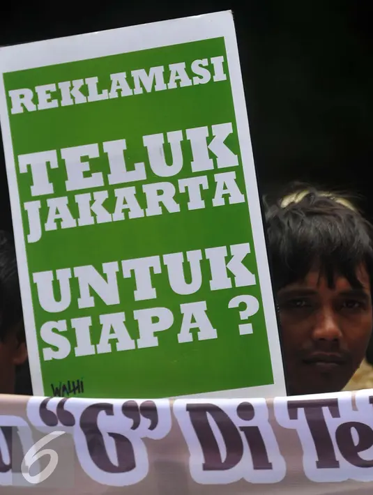 Seorang Nelayan membawa tulisan 'TELUK JAKARTA UNTUK SIAPA' saat demo menolak reklamasi teluk Jakarta di depan kantor DPRD DKI Jakarta, Selasa (1/3). (Liputan6.com/Gempur M Surya)