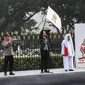 Presiden Joko Widodo atau Jokowi melepas Kirab Merah Putih di depan Istana Merdeka Jakarta, Minggu (28/7/2022). Jokowi tampak didampingi Kapolri Jenderal Listyo Sigit Prabowo dan Anggota Dewan Pertimbangan Presiden (Wantimpres) Habib Luthfi bin Yahya. (Liputan6.com/Johan Tallo)