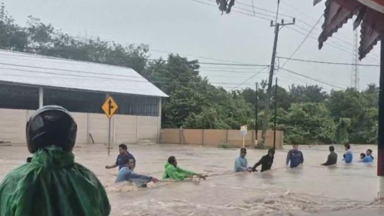 Banjir Lumpuhkan Akses Transportasi di Lubuk Besar Bangka Tengah, Warga Diminta Waspada