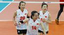 Selebrasi pemain Timnas voli putri Vietnam (dari kiri) Tranh Tu Linh, Vo Thi Kim Thoa dan Pham Thi Hien setelah mencetak angka saat menghadapi Indonesia pada laga Grup B AVC Challenge Cup 2024 di Rizal Memorial Coliseum, Manila, Filipina, Minggu (26/5/2024). Vietnam menang 3-1 (25-17, 25-15, 25-27 dan 25-13). (Asian Volleyball Confederation)