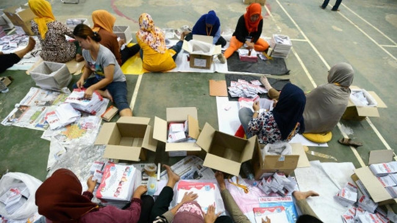 Memantau pelipatan dan penyortiran surat suara Pilkada Tangsel