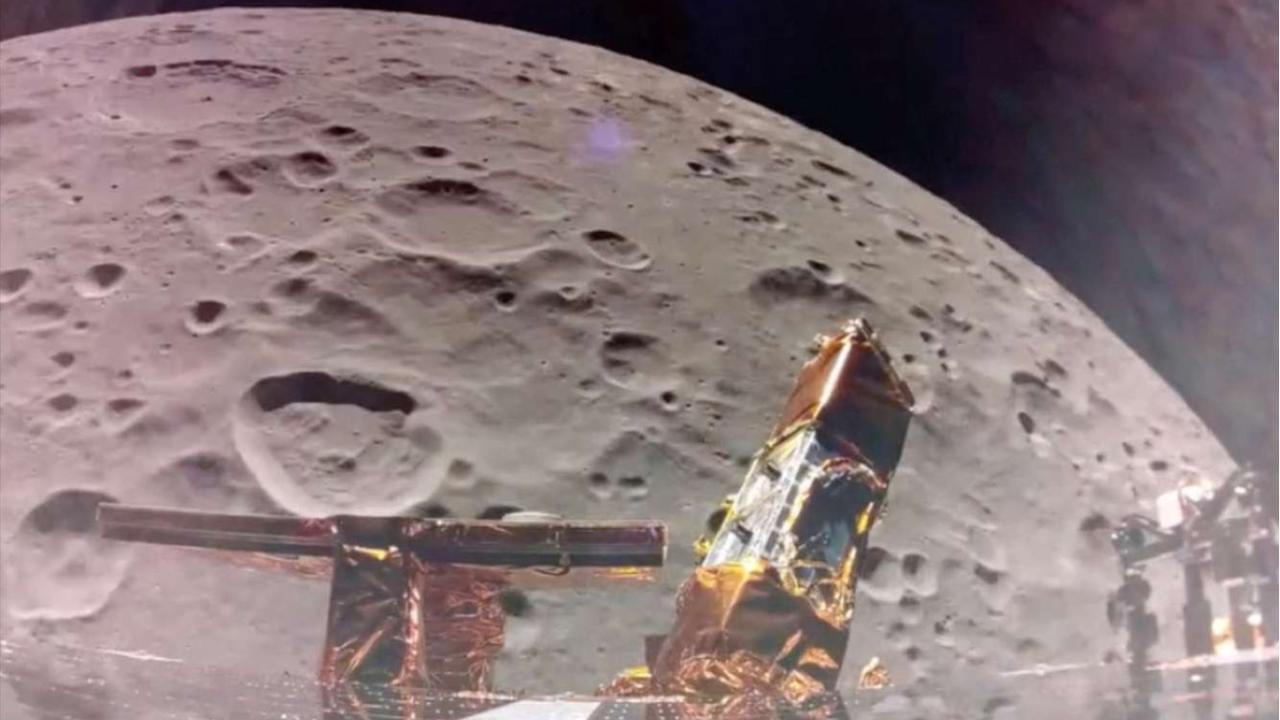 Pesawat ruang angkasa mendarat di bulan