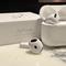 Boks dan earbuds AirPods 4 ANC. (Liputan6.com/ Yuslianson)