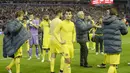 Para pemain dan official Villarreal terlihat sedih usai kalah 0-3 dari Liverpool pada laga leg kedua semifinal Liga Europa di Stadion Anfield, Liverpool, Jumat (6/5/2016)  dini hari WIB. (AFP/Lluis Gene) 