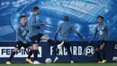 Gelandang Porto, Mateus Uribe (kiri) dan Evanilson Barbosa (kanan) mengikuti sesi latihan di markas klub di Olival, Vila Nova de Gaia, Senin (30/11/2020) waktu setempat. Porto akan menghadapi Manchester City pada matchday ke-5 Grup C Liga Champions 2020/21, Selasa (1/12/2020). (AFP/Miguel Riopa)