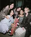 Lebih dari 30 penyanyi Tanah Air lintas generasi gelar acara buka puasa bersama. Terlihat deretan busana print yang kompak dikenakan oleh para penyanyi perempuan. Mulai dari Bunga Citra Lestari hingga Vinna Panduwinata
