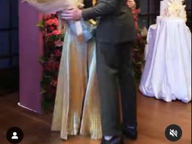Syahrini mendapat buket bunga besar dan juga kecupan manis dari sang suami, Reino Barack di hari bahagianya. (Foto: Instagram/@princessyahrini)