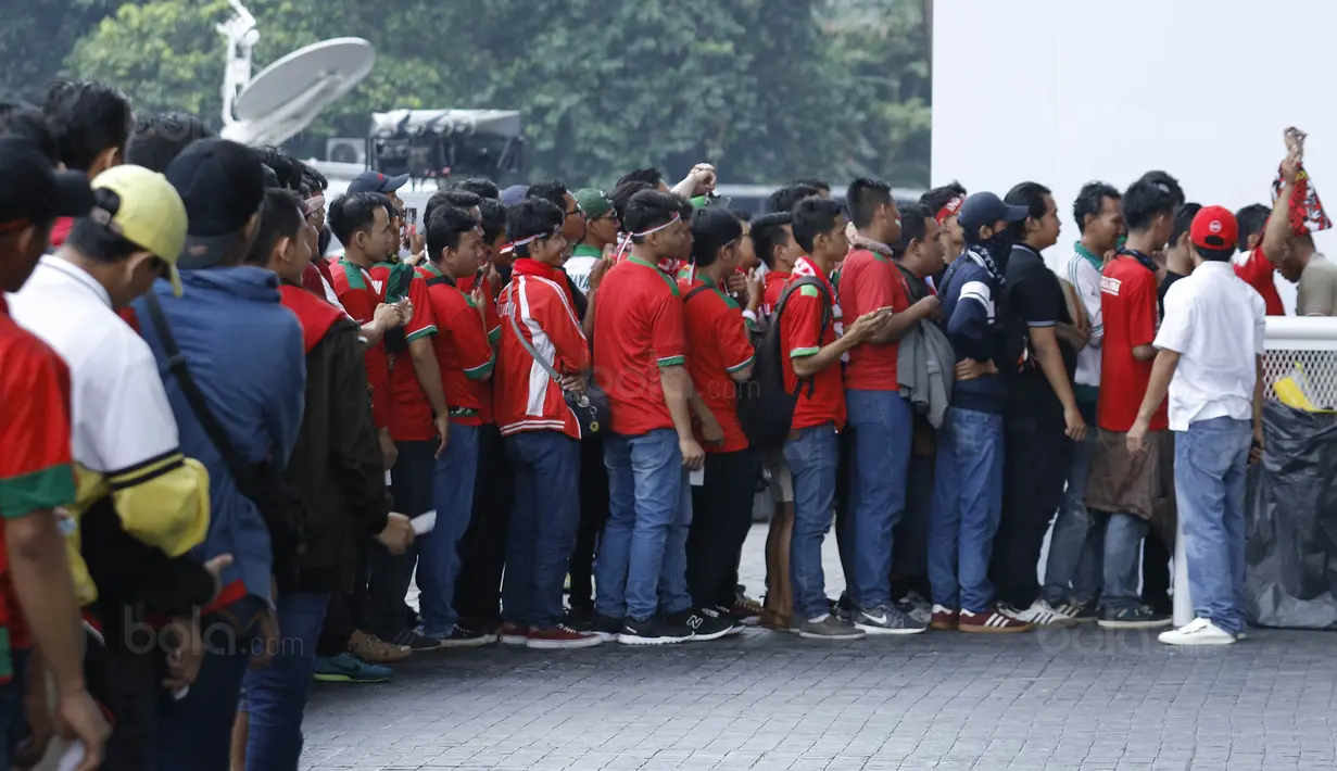 Suporter antre memasuki Stadion Utama Gelora Bung Karno (SUGBK), Jakarta, Minggu (14/1/2018). Kehadiran mereka untuk menyaksikan langsung pertandingan antara Indonesia melawan Islandia dalam laga persahabatan. (Bola.com/M Iqbal Ichsan)