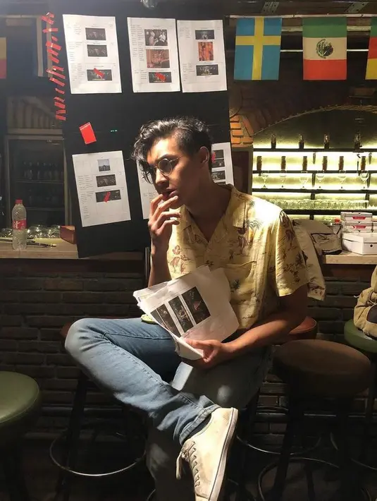 Terlihat rapi sekaligus menarik, gaya penyanyi dan aktor Ardhito Pramono satu ini bisa kamu adopsi. (Instagram/ardhitopramono).