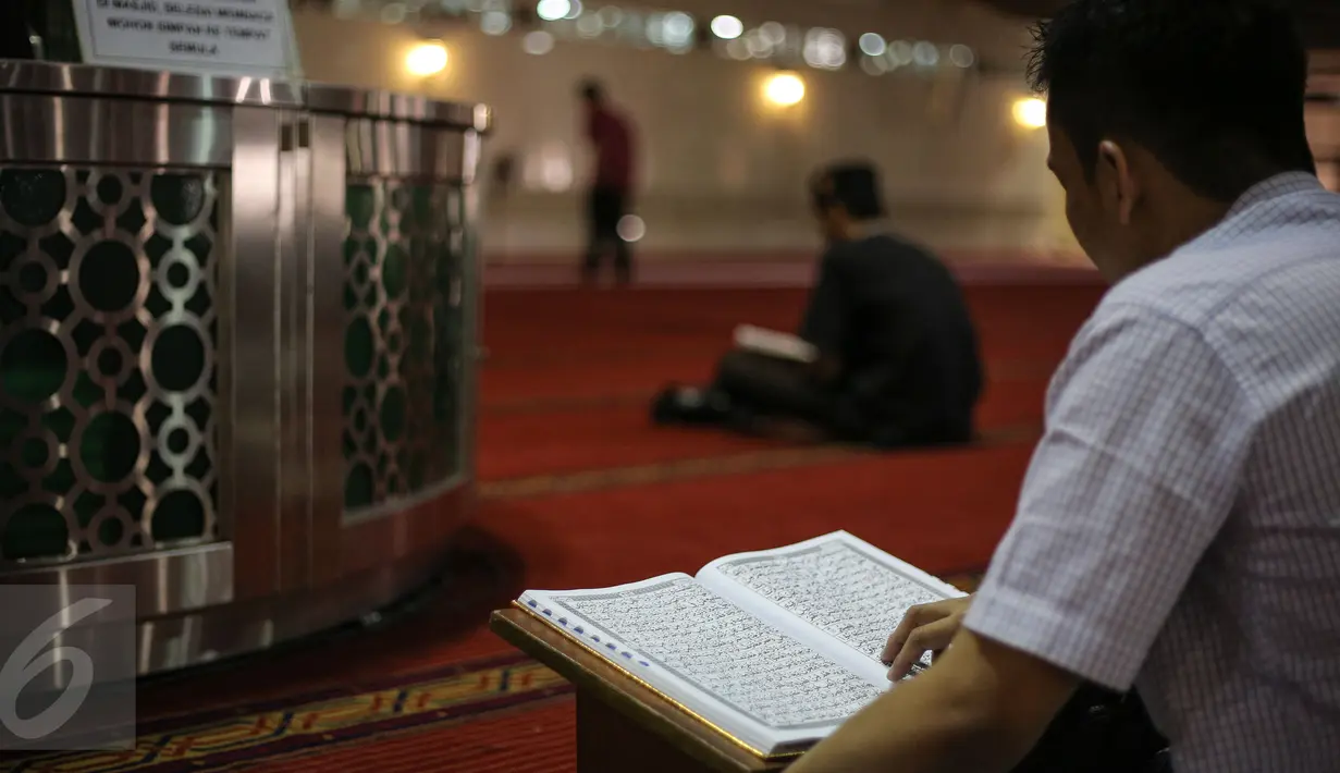 Umat muslim ketika membaca ayat suci Alquran di Masjid Istiqlal, Jakarta, Kamis (18/6/2015). Selain membaca Alquran, memasuki bulan Ramadan warga memenuhi Masjid Istiqlal untuk berisitrahat sambil menunggu waktu berbuka puasa. (Liputan6.com/Faizal Fanani)