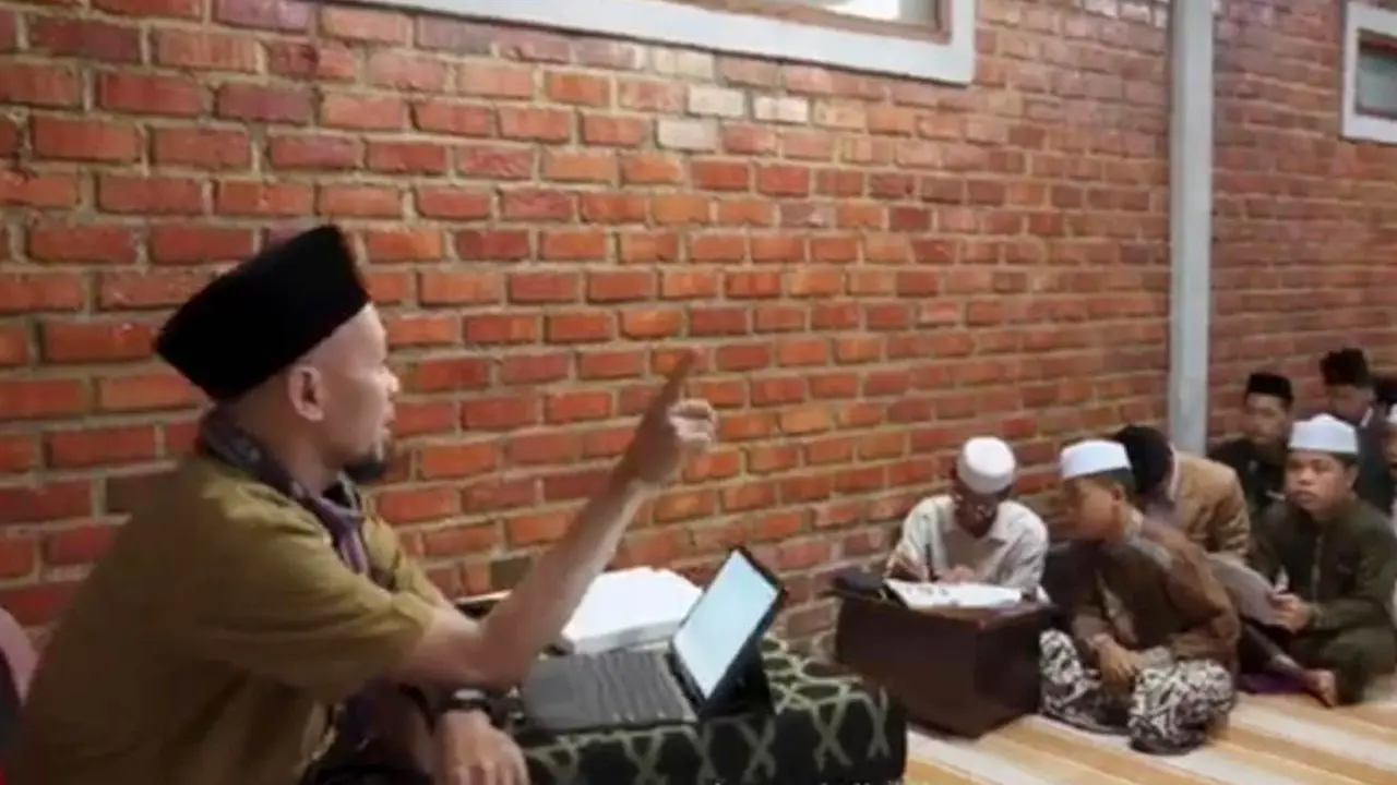Guru di pesantren juga berperan layaknya orangtua kedua para santri. (Foto: Istimewa)