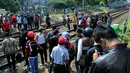 Warga berkerumun untuk melihat jenazah seorang pria yang tewas tertabrak kereta, Palmerah, Jakarta, Jumat, (8/5/2015). Pria yang tidak diketahui identitasnya itu tertabrak kereta dan terseret hingga 30-40 meter. (Liputan6.com/JohanTallo)
