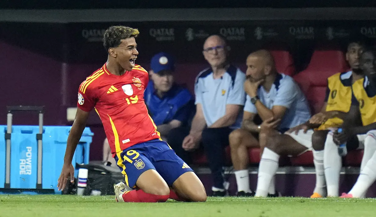 Timnas Spanyol lolos ke final Euro 2024 setelah melakukan comeback gemilang berkat kemenangan 2-1 atas Prancis pada laga semifinal di Allianz Arena, Munchen, Jerman, Rabu (10/7/2024) dini hari WIB. Kemenangan Spanyol tak lepas dari penampilan apik Lamine Yamal, bocah 16 tahun yang mencetak gol penyeimbang 1-1 pada menit ke-21 setelah sempat tertinggal lewat gol Randal Kolo Muani pada menit ke-8. Lamine Yamal pun berhasil mencetak sejarah sebagai pencetak gol termuda di ajang Euro. Berikut ini daftar 6 besar pencetak gol termuda sepanjang sejarah Euro. (AP Photo/Hassan Ammar)