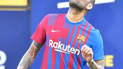 Bek baru Barcelona Brasil Dani Alves mengontrol bola selama upacara presentasi di stadion Camp Nou di Barcelona (17/11/2021). Dani Alves mendapatkan sambutan hangat dari sekitar 10 ribu suporter Barcelona yang berada di tribune. (AFP/Pau Barrena)