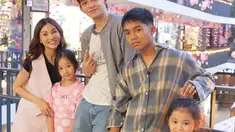 Inilah momen Sarwendah bareng anak-anaknya saat foto bareng salah satu artis Korea. Mereka terlihat tegar sejenak melupakan prahara rumah tangga.
(Liputan6.com/IG/@sarwendah29)