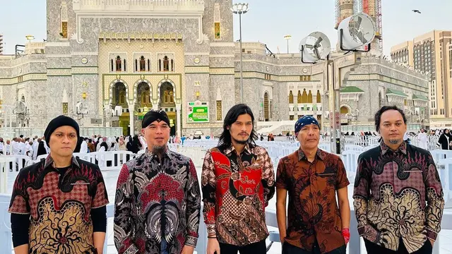 6 Potret Dewa 19 Jalani Ibadah Umrah, Kompak Pakai Baju Batik di Masjidil Haram