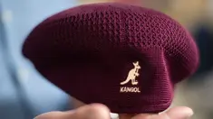 Presiden dan Chief Operating Officer Bollman Hat Company, Don Rongione memperlihatkan topi Kangol buatan perusahannya di Adamstown, Pitcairn, (1/5). Bollman Hat didirikan pada tahun 1868 di Adamstown, Pennsylvania, AS. (AP Photo / Matt Rourke)