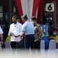 Presiden Joko Widodo (tengah) didampingi Menkes Budi Gunadi Sadikin (kanan) serta Menhub Budi Karya Sumadi (kiri) dan Gubernur DKI Jakarta Anies Baswedan meninjau vaksinasi COVID-19 massal pelaku transportasi di Terminal Kampung Rambutan, Jakarta, Kamis (10/6/2021). (Liputan6.com/Herman Zakharia)