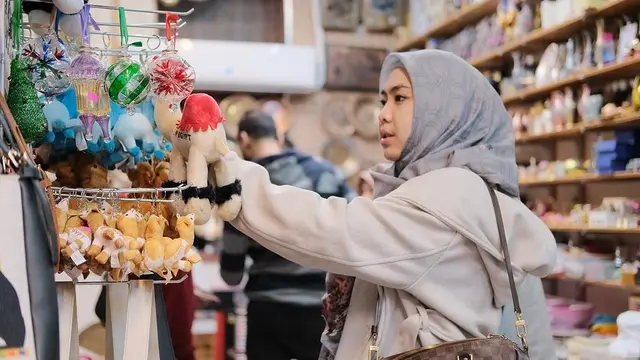 Potret Oki Setiana Dewi Asyik Belanja di Pasar Khan El Khalili. (instagram/okisetianadewi)