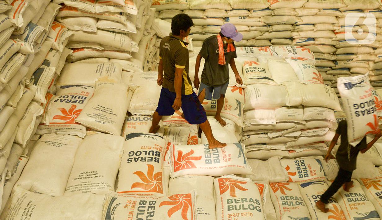 Pekerja memanggul karung beras Bulog di kawasan Kelapa Gading, Jakarta, Kamis (27/2/2020). Jelang Ramadan dan Idul Fitri 2020 Perusahaan Umum Badan Urusan Logistik atau Perum Bulog siap mengamankan pasokan beras di seluruh wilayah Indonesia mencapai 1,7 juta ton. (merdeka.com/Imam Buhori)