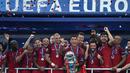 Cristiano Ronaldo (tengah) meraih gelari Trofi Piala Eropa bersama Portugal saat mengalahkan Prancis 1-0  dalam laga final di Stade de France, Minggu (10/7/2016).  (AFP/Francisco Leong)