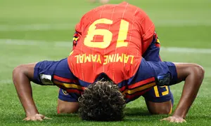 Bintang Spanyol Lamine Yamal sujud syukur usai merobek gawang Arab Saudi pada laga Grup H Piala Dunia 2026 di Atlanta Stadium, Senin (22/6/2026) dini hari WIB. (AFP/Justin Setterfield)