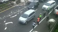 Kertas 1 Ton Berserakan, Tol Semanggi-Cawang Macet Parah