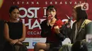 Penyanyi yang juga pencipta lagu, Isyana Sarasvati (tengah) saat memberi keterangan terkait konser satu dekade perjalanan kariernya di kawasan SCBD, Jakarta, Jumat (1/11/2024). (Liputan6.com/Helmi Fithriansyah)