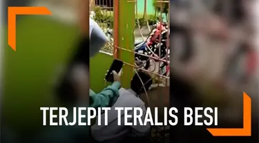 Entah apa yang dilakukan siswa SMA ini sampai-sampai kepalanya terjepit teralis besi. Sedangkan teman-teman di sekitarnya tak kuasa menahan tawa.