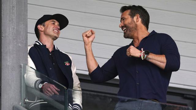 Foto: Suka Cita Aktor Hollywood Ryan Reynolds dan Rob McElhenney saat Klub Mereka, Wrexham Promosi ke Liga Dua Inggris