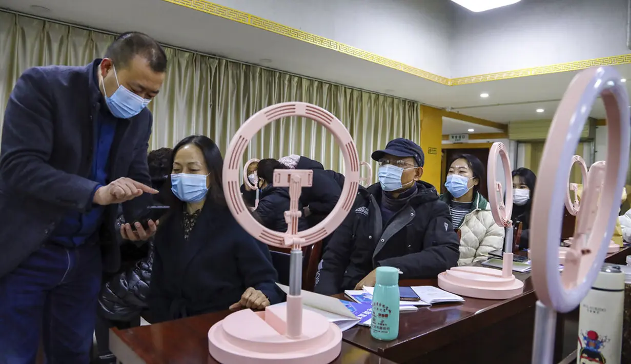 Warga belajar keterampilan livestreaming serta webcasting untuk e-commerce dan jualan online saat workshop yang digelar oleh otoritas pemerintah daerah di Zhangye, Provinsi Gansu, China, 20 Januari 2022. (Chinatopix via AP)