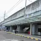 Sejumlah petugas terlihat di depan area Stasiun Matraman, Jakarta, Senin (13/6/2022). PT KAI Commuter akan kembali mengoperasikan Stasiun Matraman yang berada di antara lintas Stasiun Manggarai dan Stasiun Jatinegara. (Liputan6.com/Herman Zakharia)